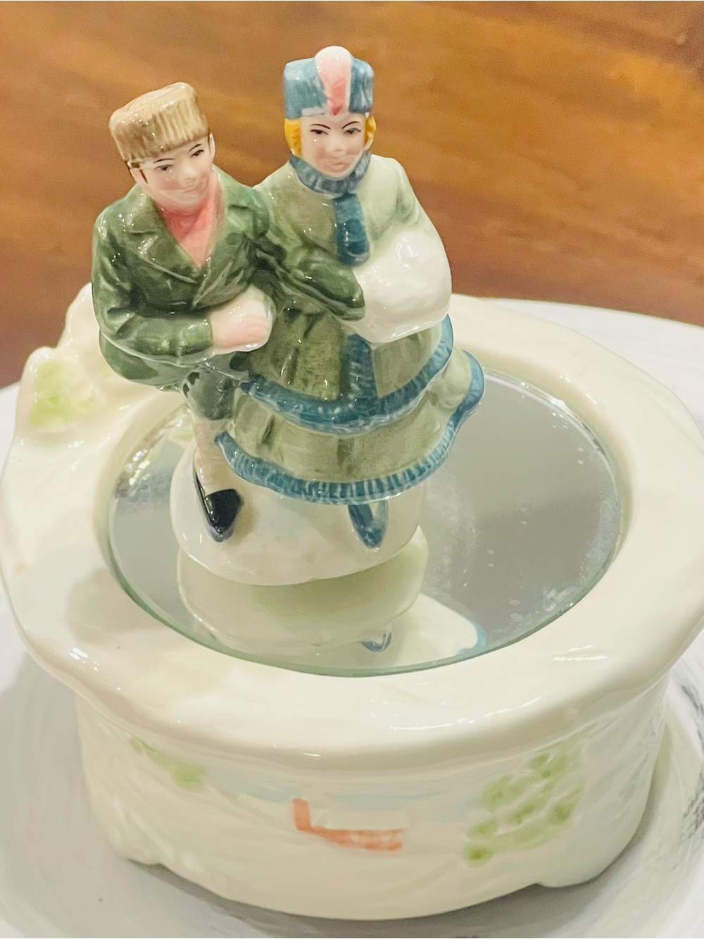 Vtg Schmid Music Box Ice Skating Couple